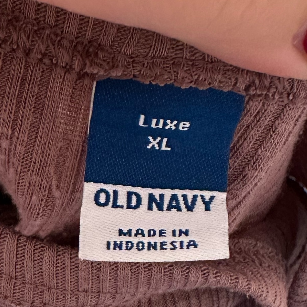 Old navy top - Picture 2 of 2